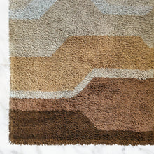 Load image into Gallery viewer, Mid-Century Modern Space Age Italian Wool Rug with Geometric Pattern, 1970s tappeto Madinteriorart by Maden