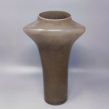 Load image into Gallery viewer, 1970s Gorgeous Beige Vase in Murano Glass by Dogi. Made in Italy Madinteriorart by Maden
