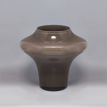 Load image into Gallery viewer, 1970s Gorgeous Beige Vase in Murano Glass by Dogi. Made in Italy Madinteriorart by Maden
