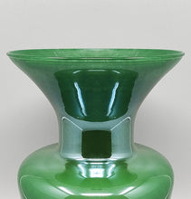 Load image into Gallery viewer, 1970s Luxury handcrafted Green Vase in Murano glass by Maestro del Vetro. Made in Italy. Madinteriorart by Maden
