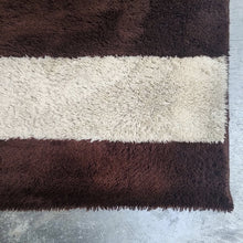 Load image into Gallery viewer, 1970s Stunning Geometric Space Age Rug in Wool. Made in Italy tappeto Madinteriorart by Maden
