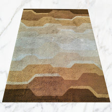 Load image into Gallery viewer, Mid-Century Modern Space Age Italian Wool Rug with Geometric Pattern, 1970s tappeto Madinteriorart by Maden
