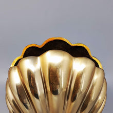 Load image into Gallery viewer, 1960s Astonishing Vase &quot;Shell&quot; in Metal by Macr. Made in Italy Madinteriorart by Maden
